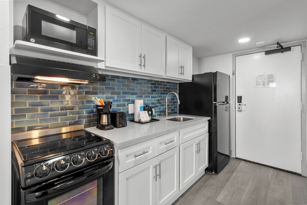 Pinnacle Oceanfront Deluxe King Efficiency - Photo 8