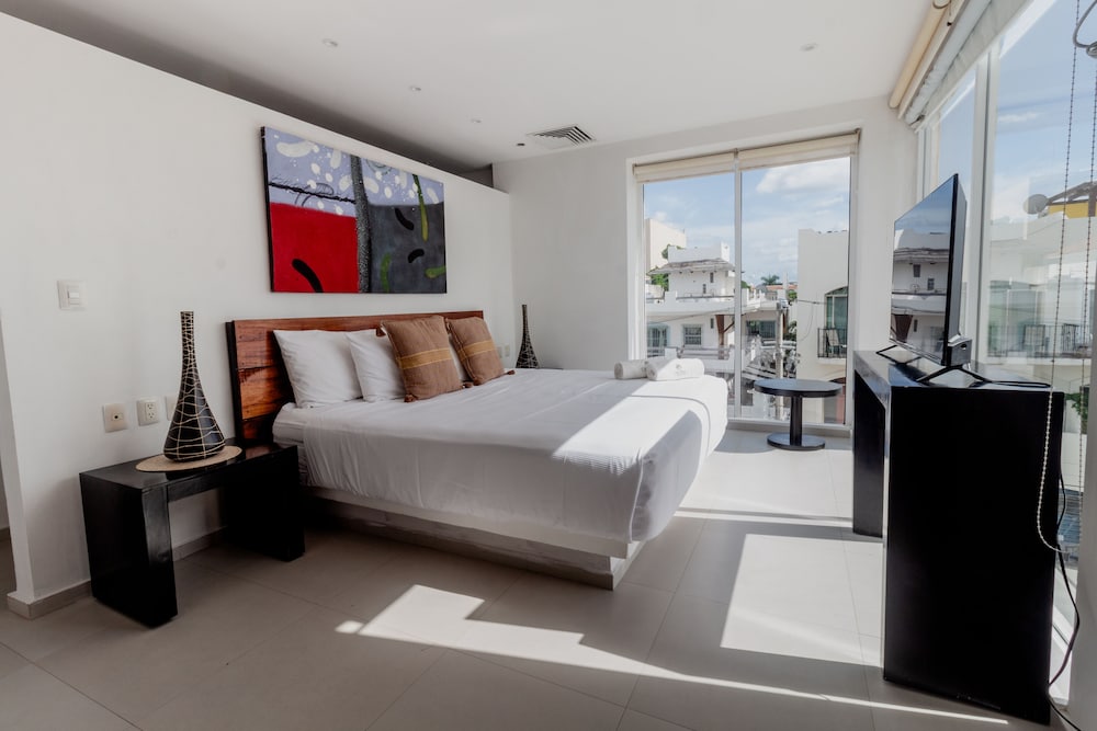 Deluxe Studio Suite, 1 King Bed, Housekeeping, Pool View