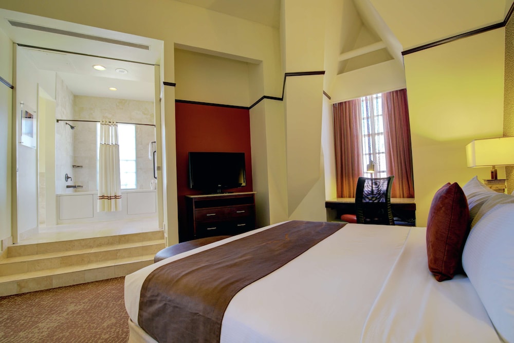 Suite, 1 King Bed, Refrigerator, City View (The Duke Suite) thumbnail 5