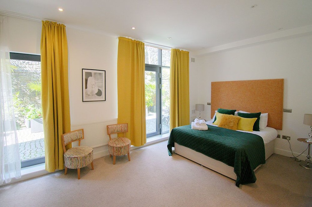 Standard Room, 1 King Bed, Courtyard View photo 2