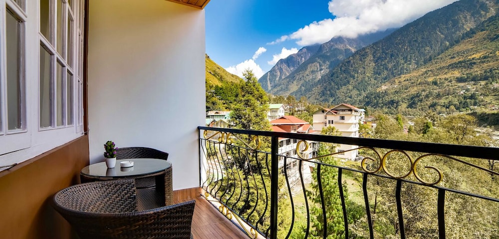 Family Room With Balcony & Mountain View photo 3