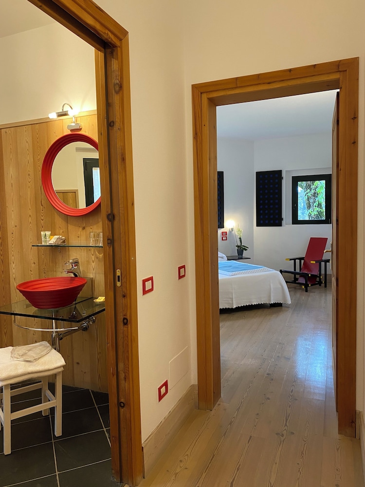 Deluxe Room, 1 Queen Bed, Garden View