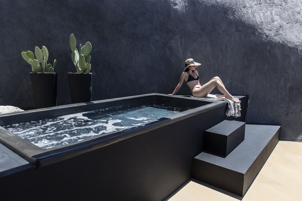 Secret Suite with Infinity Hot tub - Photo 6