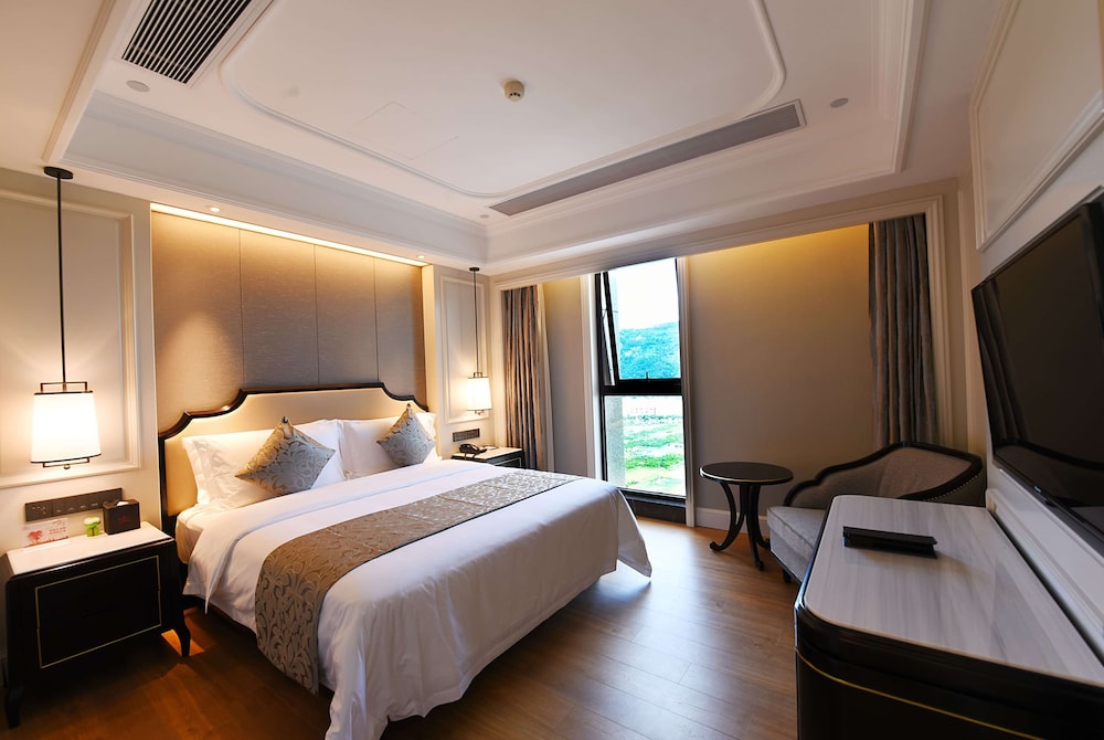 Superior Suite, 1 King Bed, Smoking