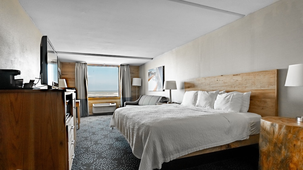 Standard Room, 1 King Bed, Ocean View - Photo 2