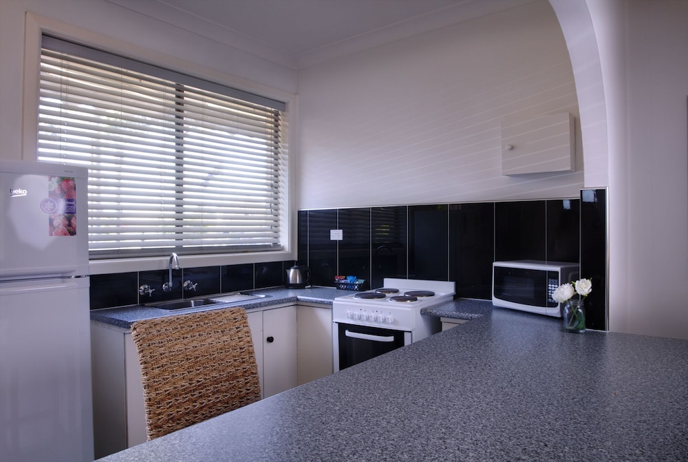 Deluxe Studio, 1 Queen Bed, Kitchen photo 2