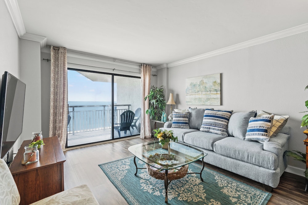 Deluxe Condo, 2 Bedrooms, Oceanfront (903)
