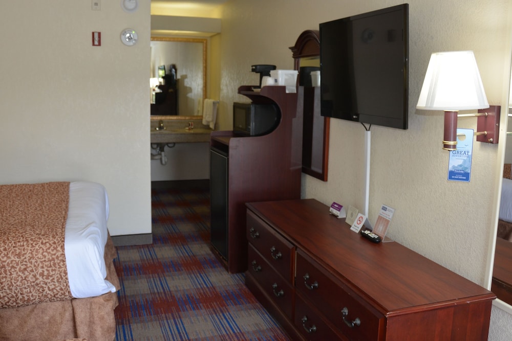 Room, 2 Queen Beds, Accessible, Non Smoking (Mobility Accessible) photo 3