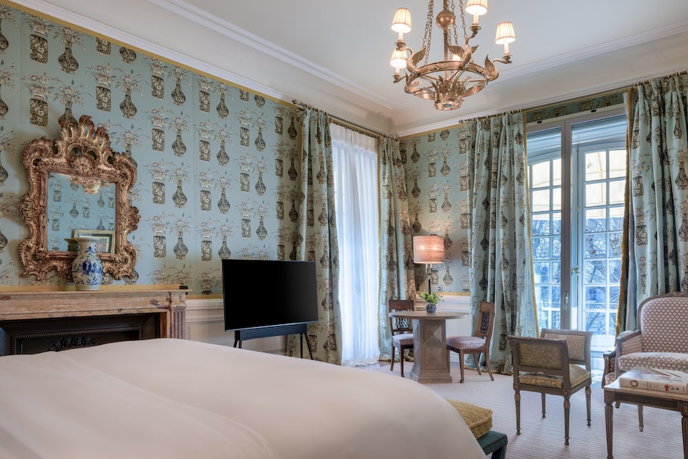 Luxury Suite, 1 King Bed, Garden View