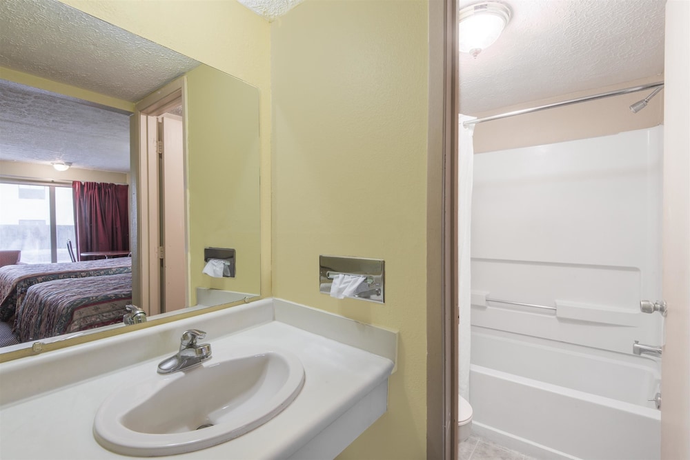 Deluxe Room, 1 Queen Bed, Smoking, Hot Tub
