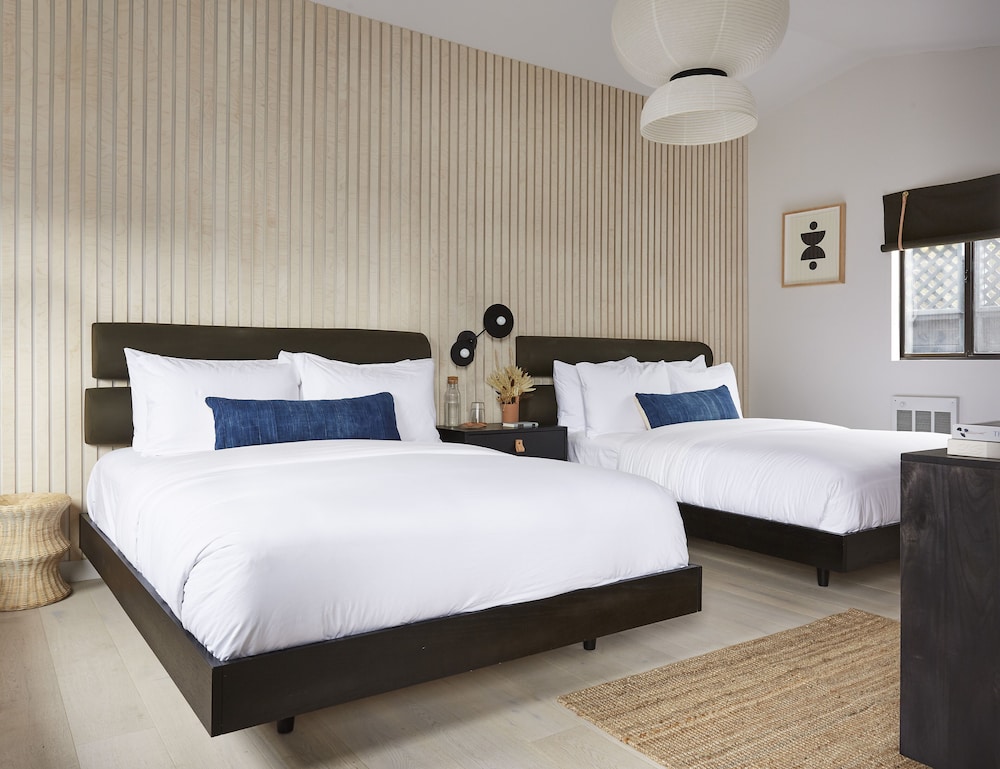 Deluxe Room, 2 Queen Beds, Mobility Accessible photo 1