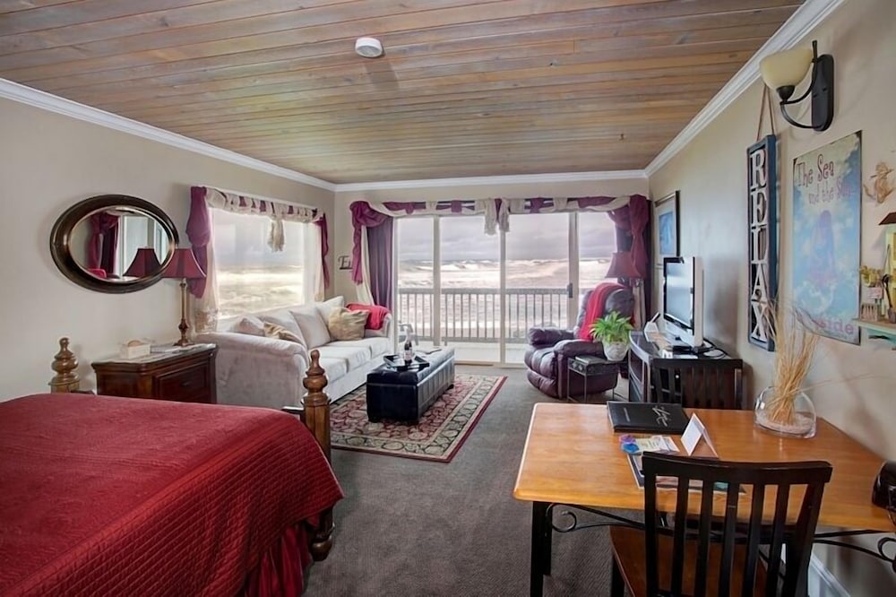 Studio, 1 Queen Bed, Ocean View, No Pets photo 2