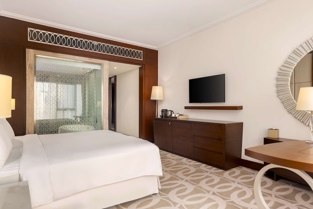 Room, 1 King Bed thumbnail 6