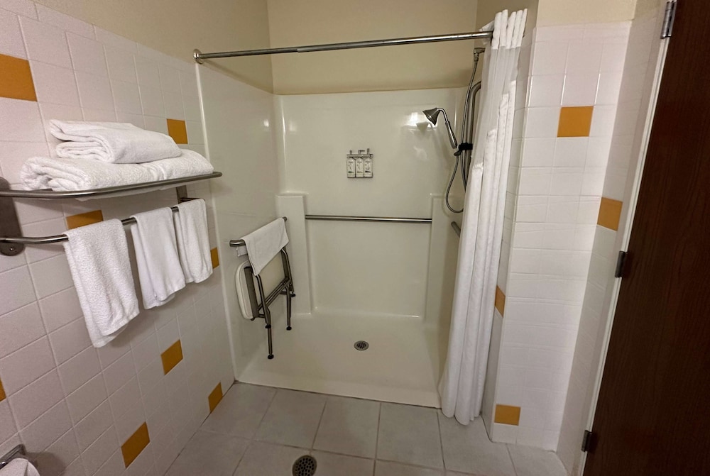 Room, 2 Queen Beds, Accessible, Non Smoking (Mobility, Roll-in Shower) - Photo 5