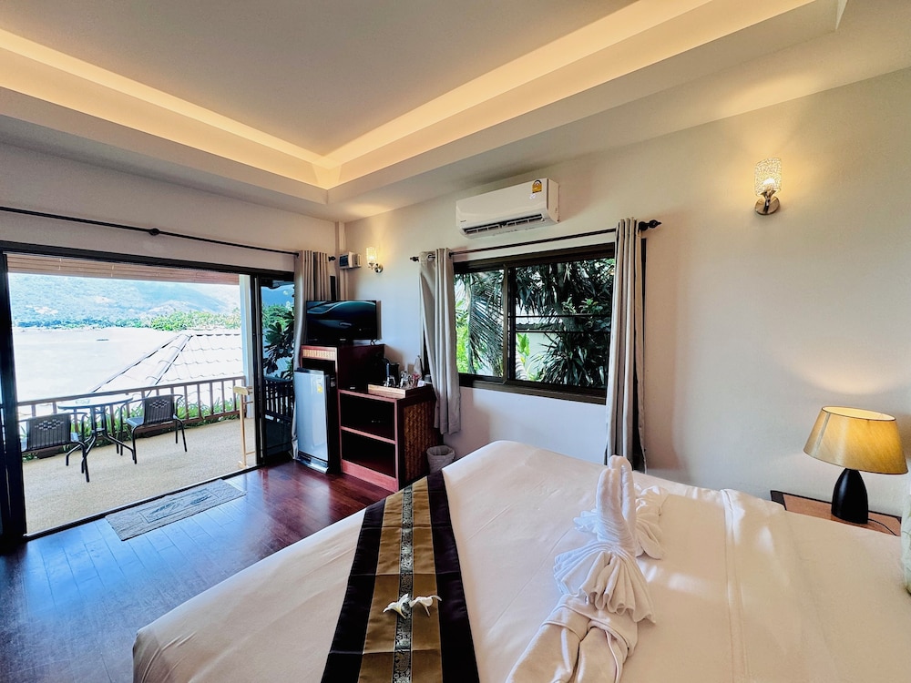 Deluxe Seaview - Photo 1