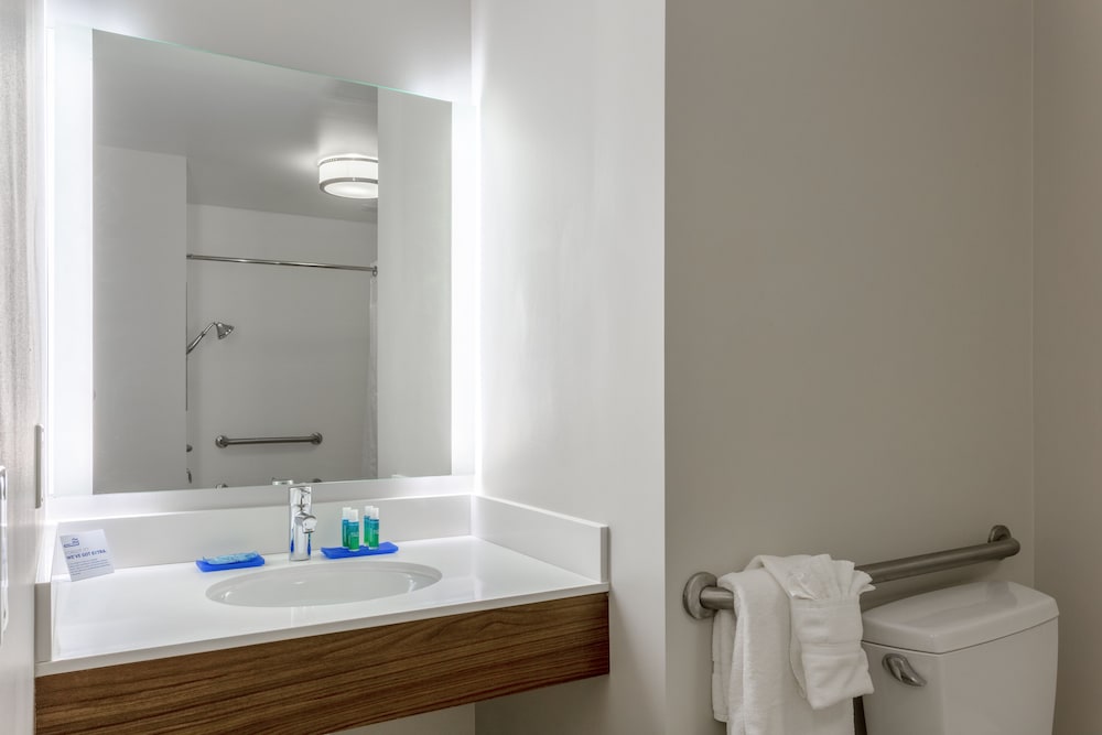 Standard Room, 1 King Bed, Accessible (Communications, Mobility, Access Tub) - Photo 6