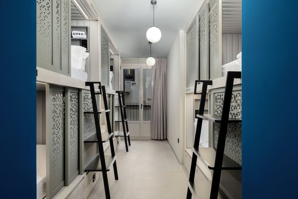 6 Beds Dormitory Mixed Room with Private Bathroom