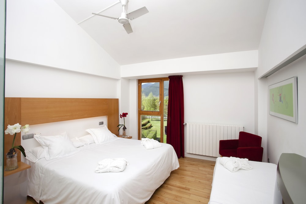 Triple Room (2 Adults, 1 Child) - Photo 2