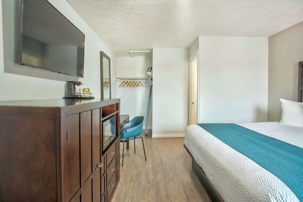 Deluxe Room, 1 King Bed, Accessible, Non Smoking photo 3