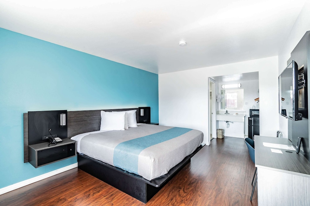 Deluxe Room, 1 King Bed, Non Smoking - Photo 2