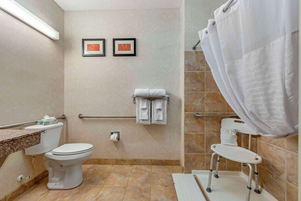 Business Suite, 1 King Bed with Sofa bed, Accessible, Non Smoking (Upgrade) photo 2