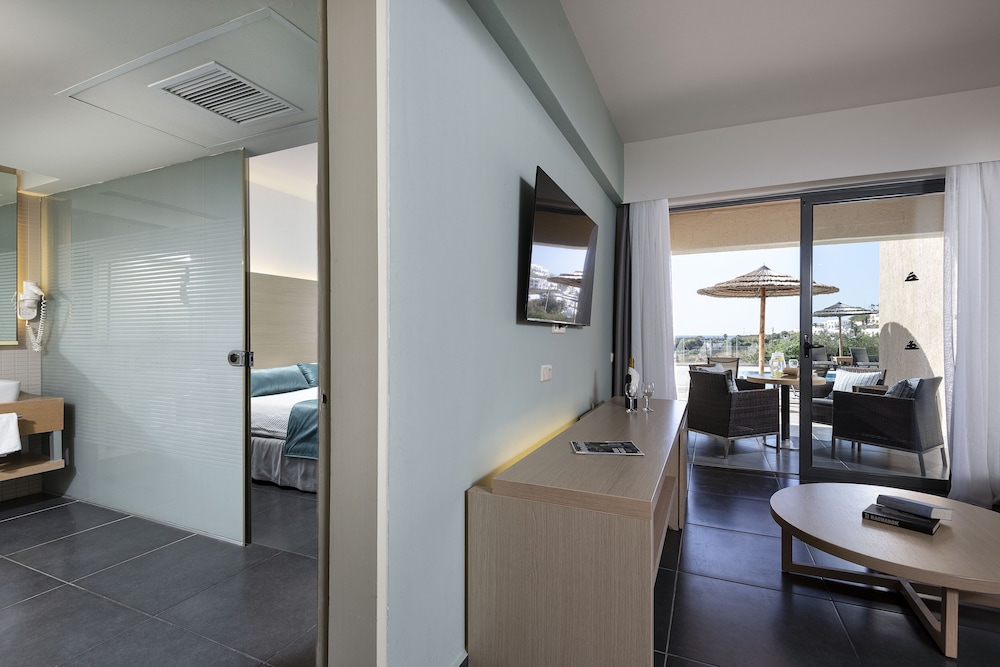 Suite Sharing Pool Sea View