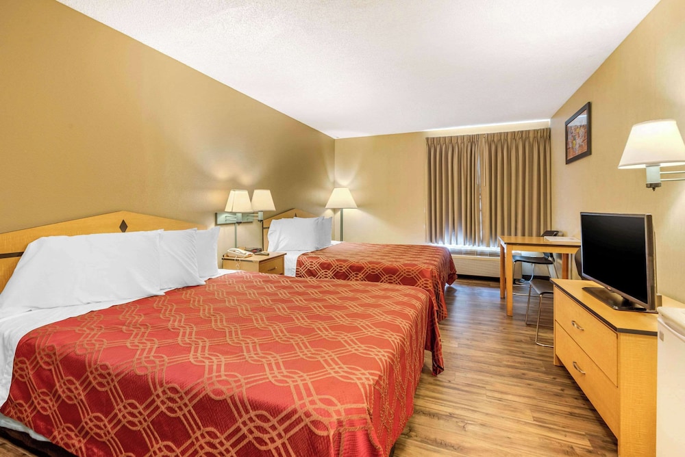 Standard Room, 2 Queen Beds, Non Smoking - Photo 1