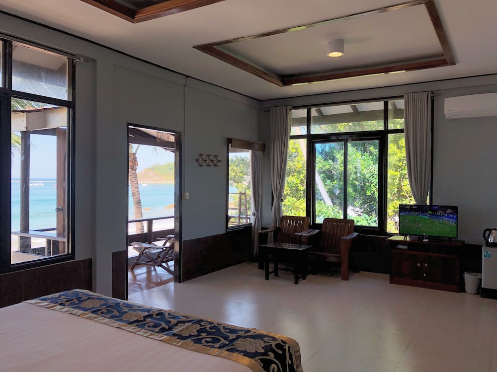 Premium Double Room, 1 King Bed, Balcony, Sea View photo 2