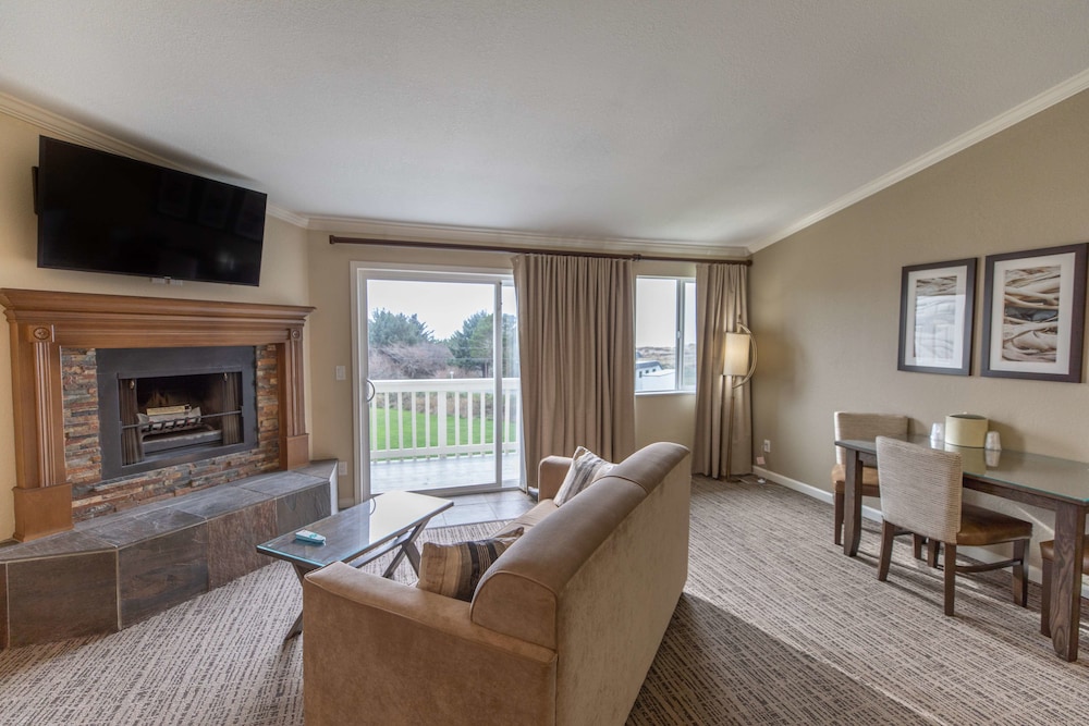 Suite, 1 Queen Bed, Kitchenette, Partial Ocean View (No Pets in room type)