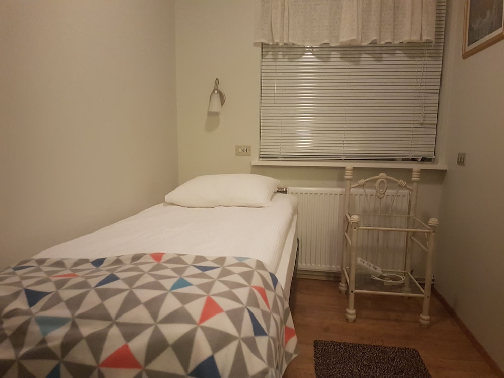 Room, 1 Twin Bed, Shared Bathroom photo 1