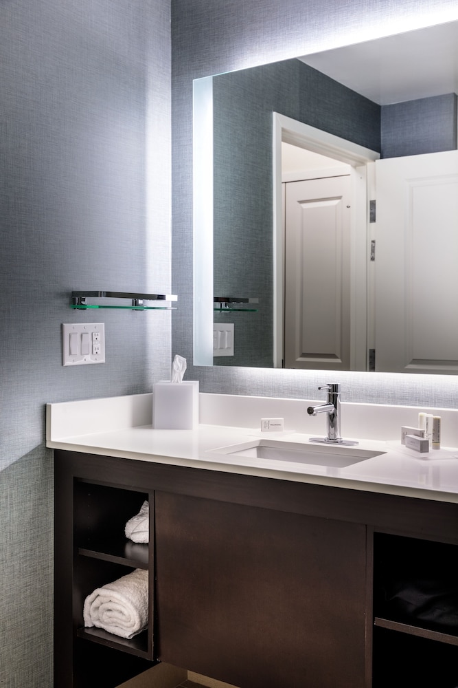 Suite, 2 Bedrooms (Hearing Accessible)