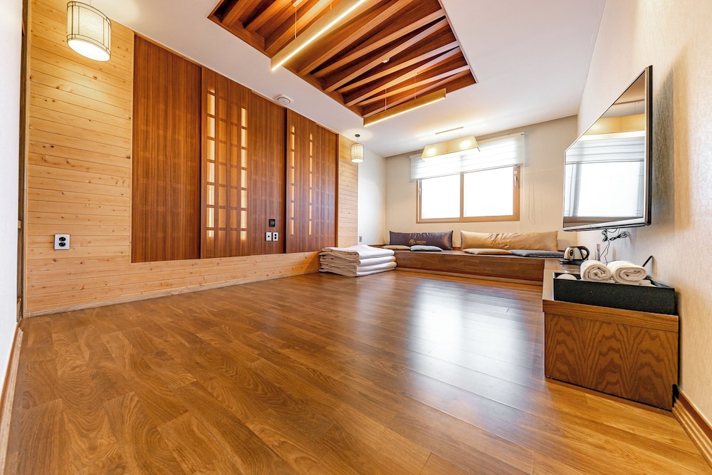 Premium Korean Style Room (Ondol), City View