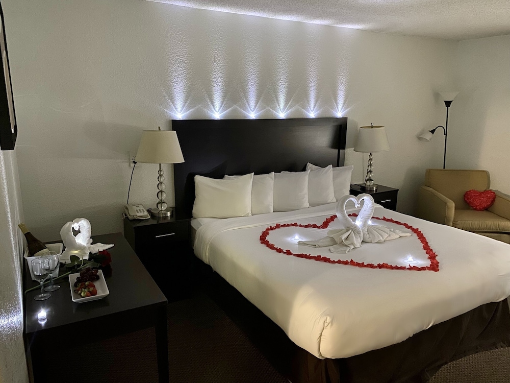 Standard Room, 1 King Bed, Non Smoking - Photo 7