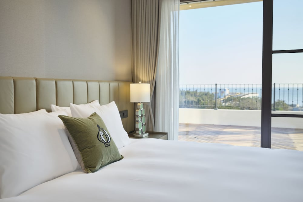 [Brunchy Package] Grand Suite B Type + Brunch For 2 + Park Ticket For 2 Per Stay