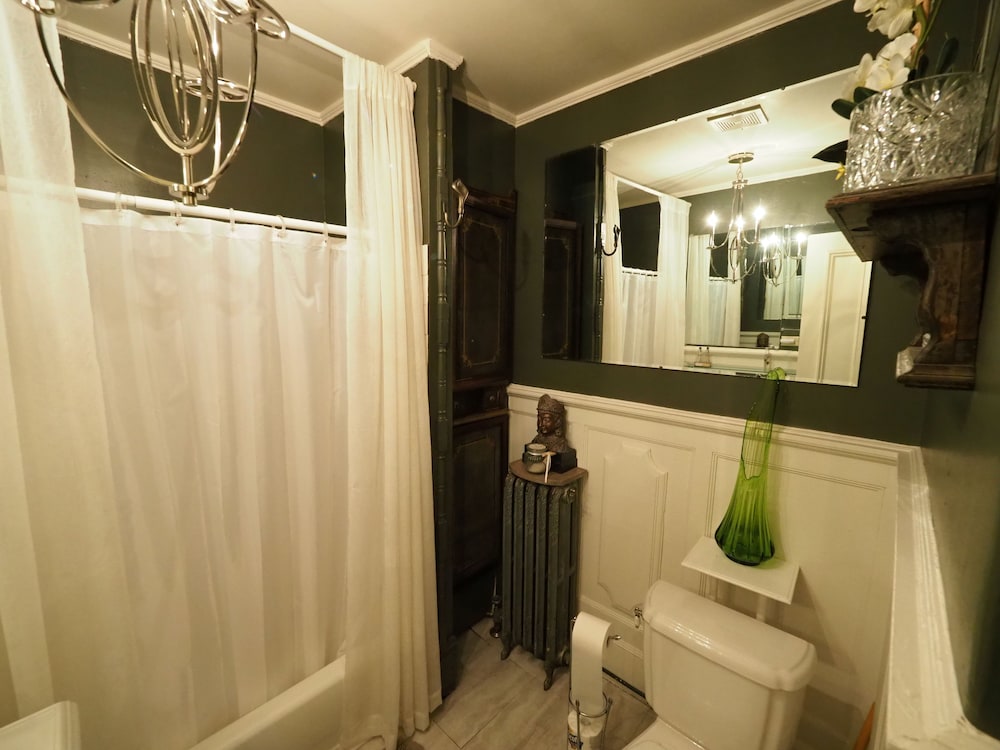 Queen Bed & Private Bath Just Steps Outside Room, Full Gourmet Breakfast, Plush Robes photo 3