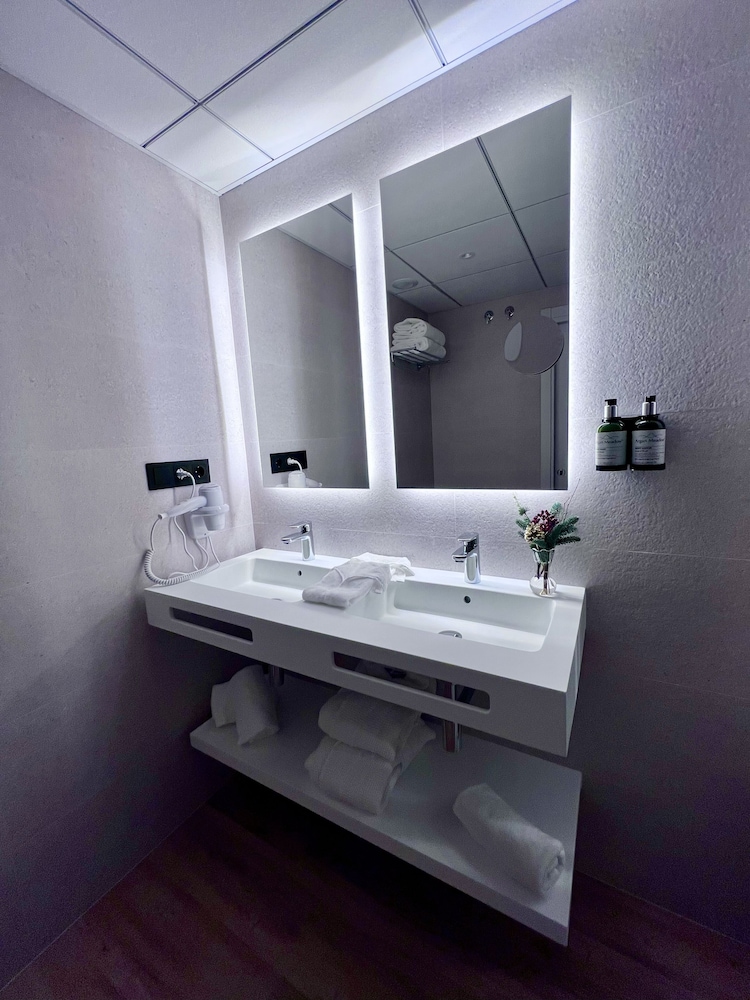 Premium Double Room thumbnail 6