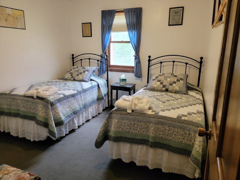 Ma Johnson's Hotel Comfort Twin Room photo 1