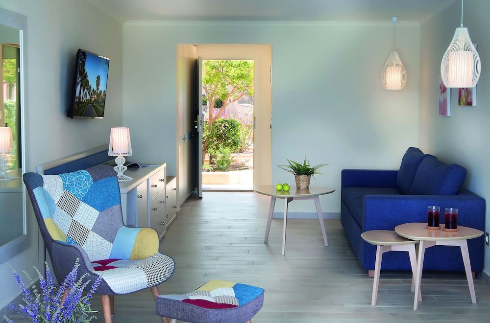 Suite (Sea Front - Sharing Pool) - Photo 3