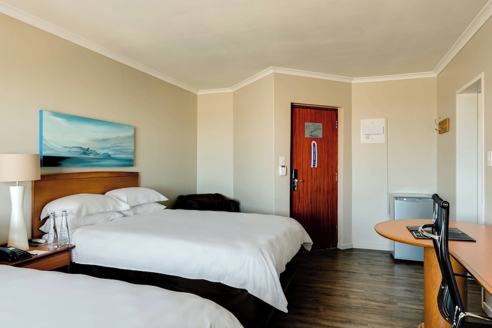 Room, 2 Double Beds, Garden View - Photo 4