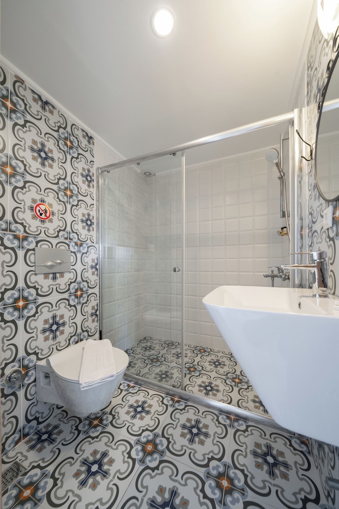 Standard Studio Suite, Partial Sea View photo 2