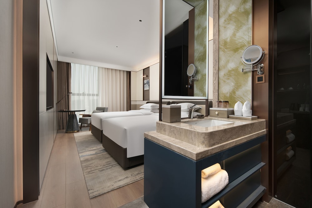 Deluxe Room, Multiple Beds, Non Smoking