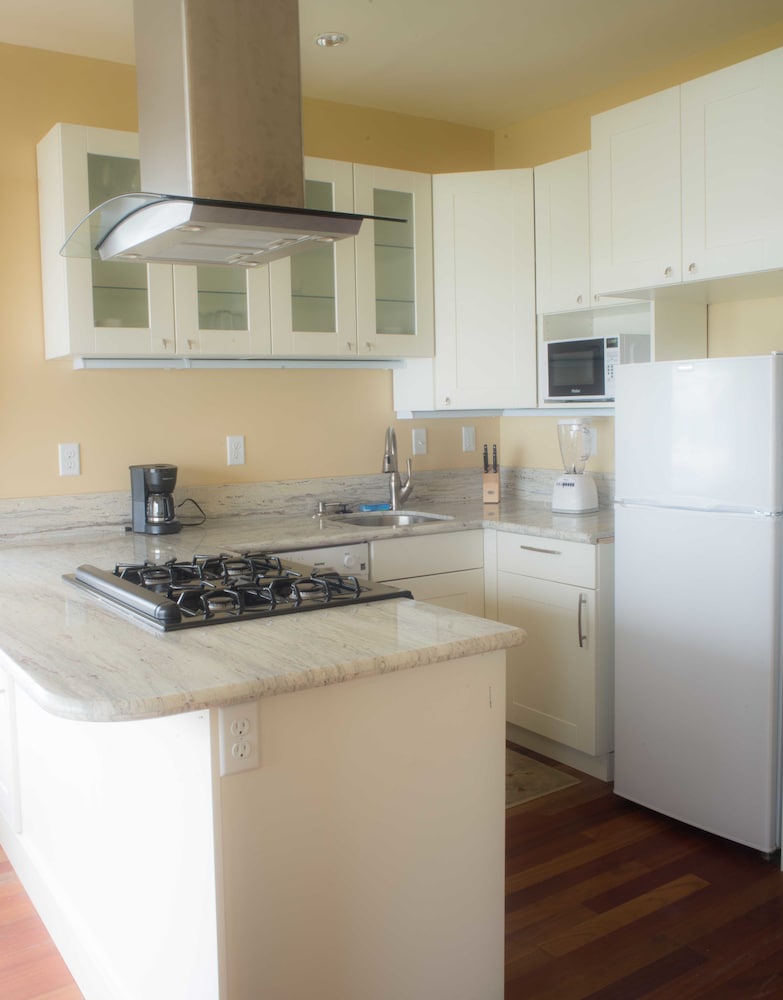 Deluxe Suite, 2 Queen Beds, Ocean View, Corner photo 3