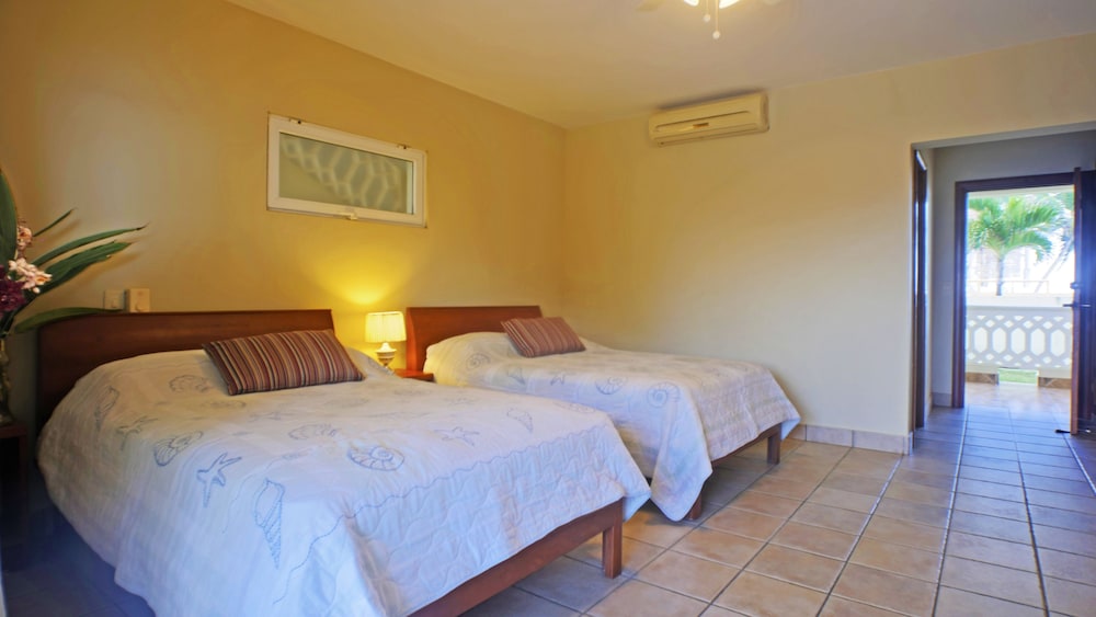 Double Room, 2 Double Beds, Ocean View, Beachfront photo 2