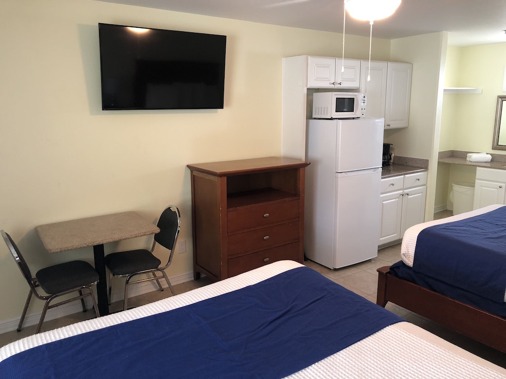 Standard Room, 2 Queen Beds photo 2