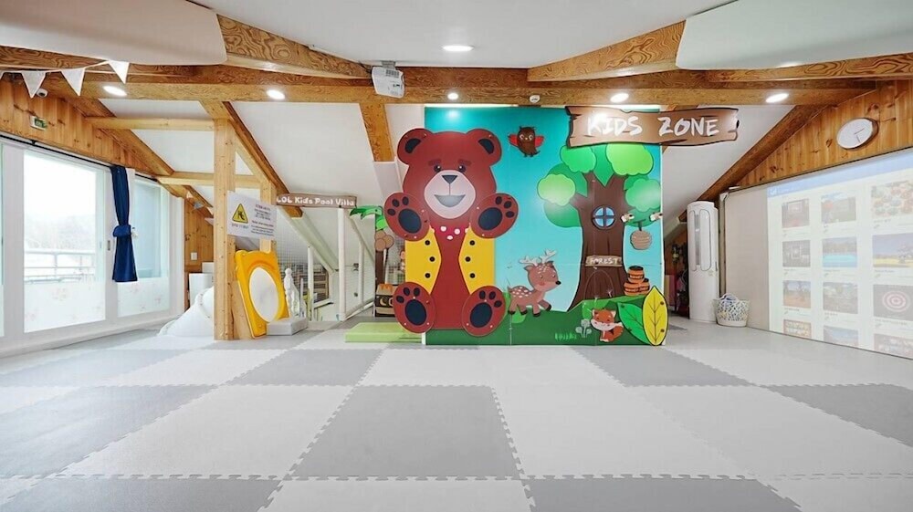 Room (Kids Private House) - Photo 18