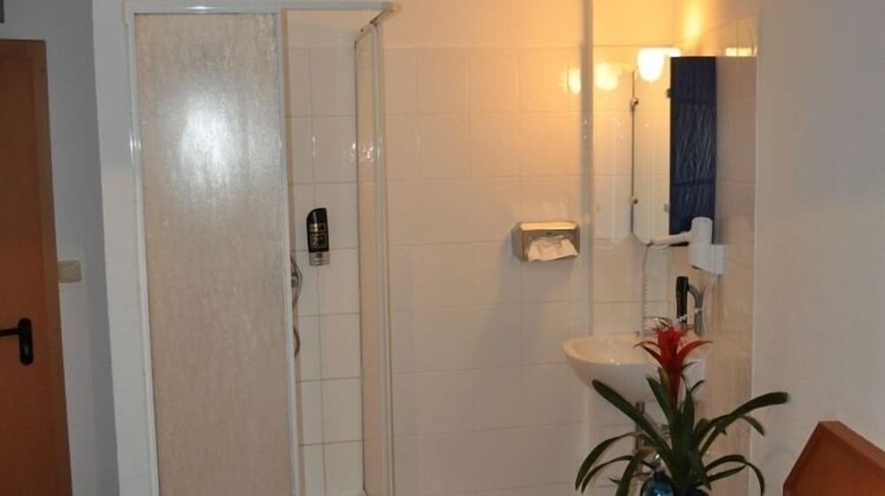 Economy Single Room, Shared Bathroom photo 2