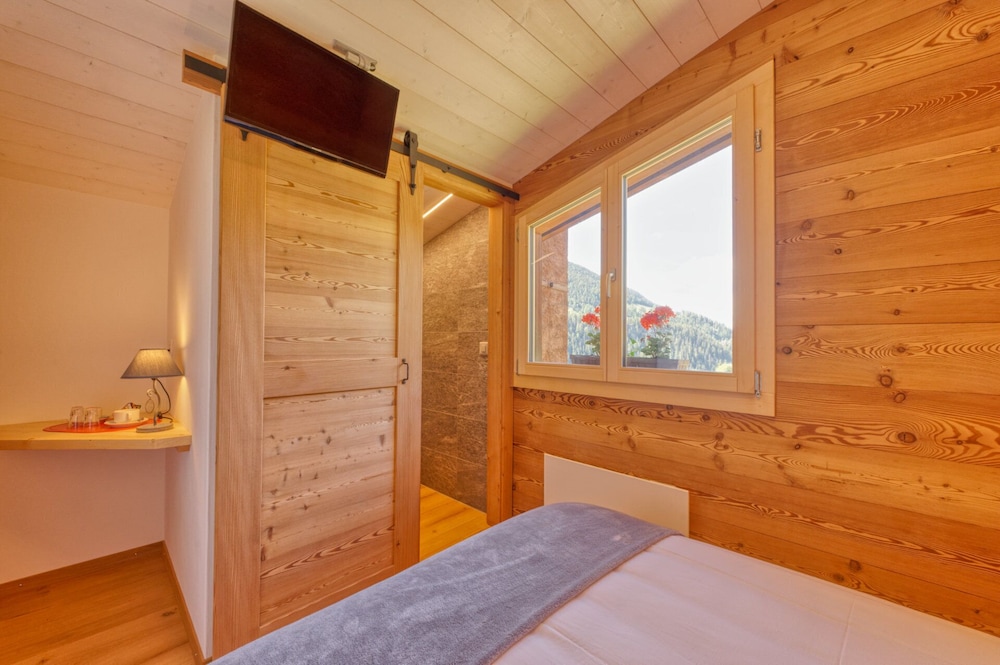 Superior Single Room, Non Smoking, Mountain View photo 3