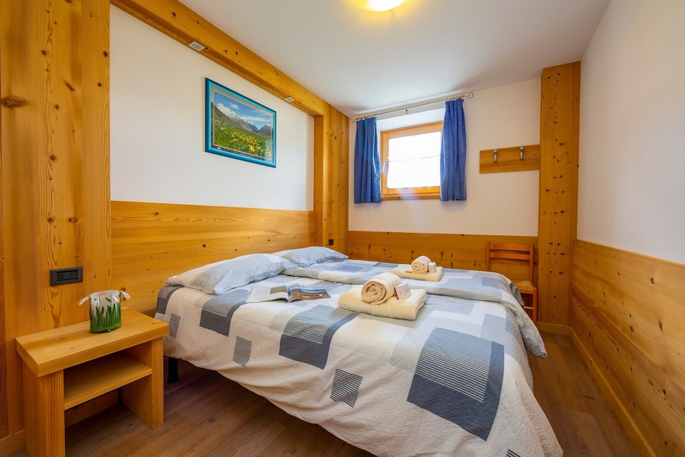 Family Apartment, Multiple Bedrooms (Italia 2 Ski in-Ski out 50m)