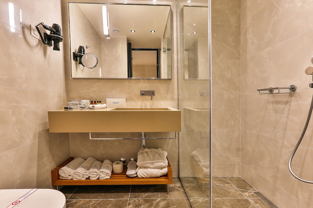Standard Double Room - Photo 8