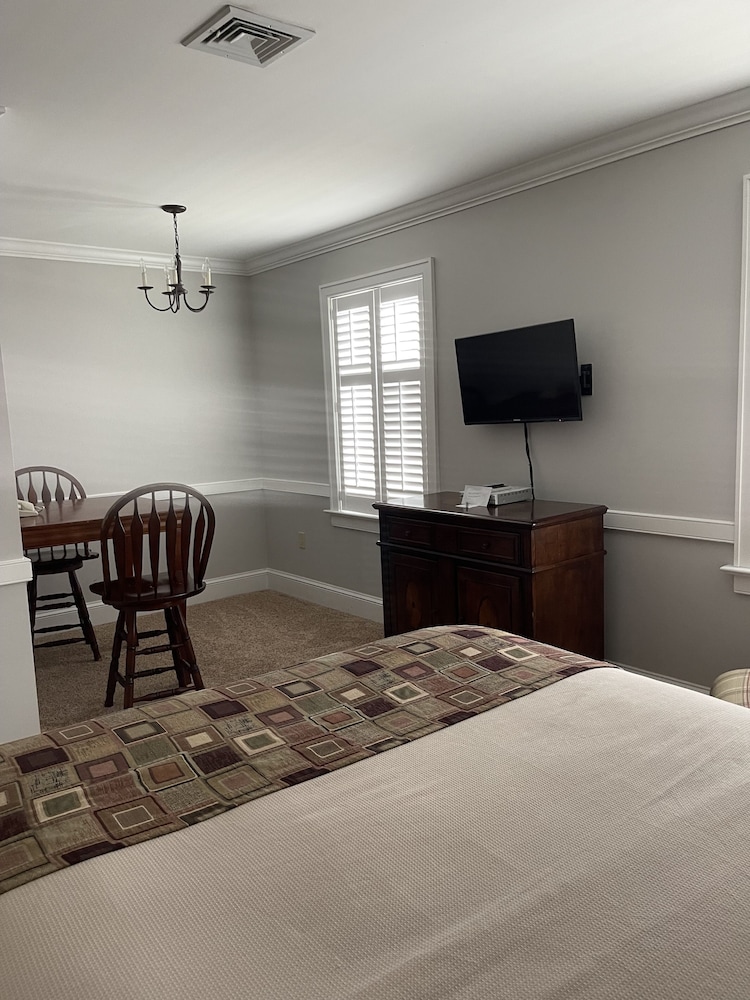 Handicap Room, Room with One King Bed and Queen Sleep Sofa photo 3